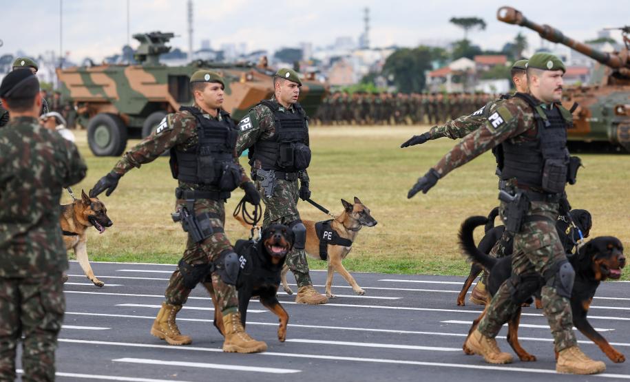 Darci Piana participa da troca de comando da 5ª Divisão de Exército, em Curitiba