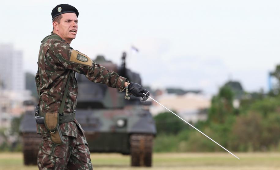 Darci Piana participa da troca de comando da 5ª Divisão de Exército, em Curitiba