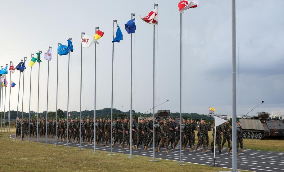 Darci Piana participa da troca de comando da 5ª Divisão de Exército, em Curitiba
