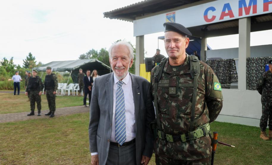 Darci Piana participa da troca de comando da 5ª Divisão de Exército, em Curitiba