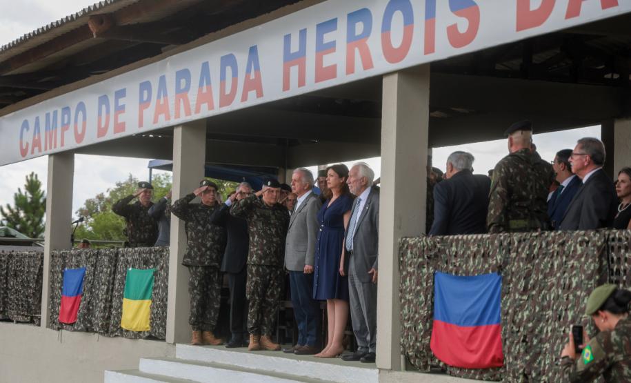 Darci Piana participa da troca de comando da 5ª Divisão de Exército, em Curitiba