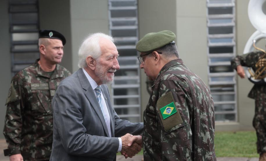 Darci Piana participa da troca de comando da 5ª Divisão de Exército, em Curitiba