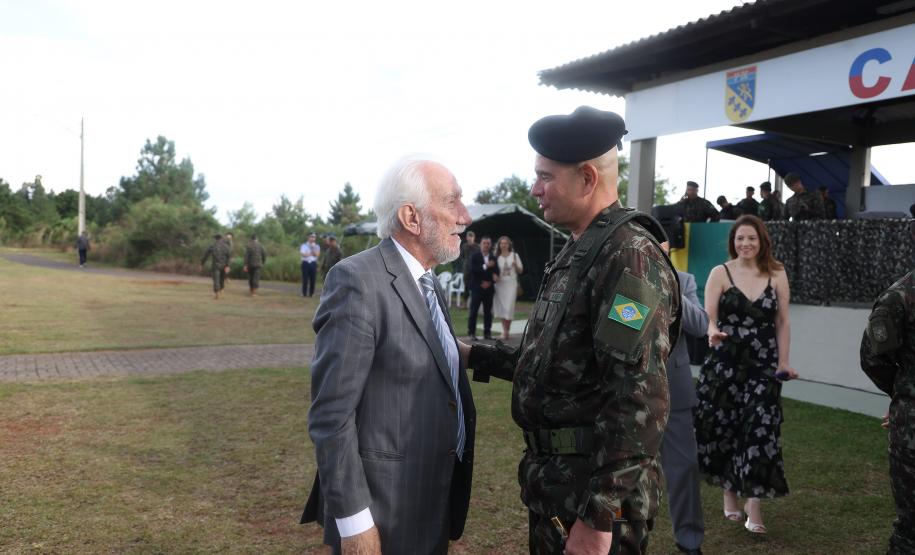 Darci Piana participa da troca de comando da 5ª Divisão de Exército, em Curitiba