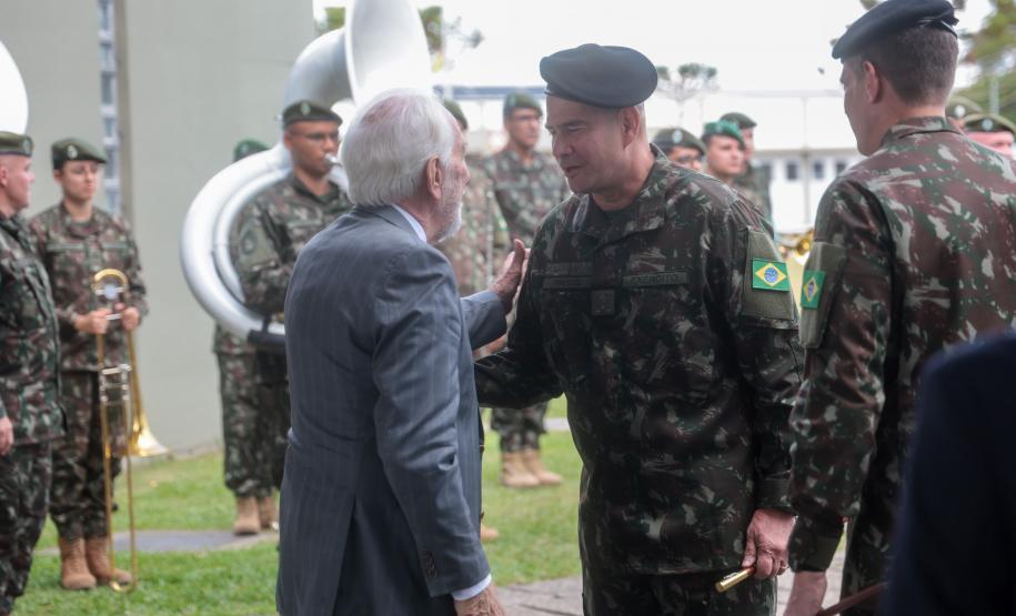 Darci Piana participa da troca de comando da 5ª Divisão de Exército, em Curitiba