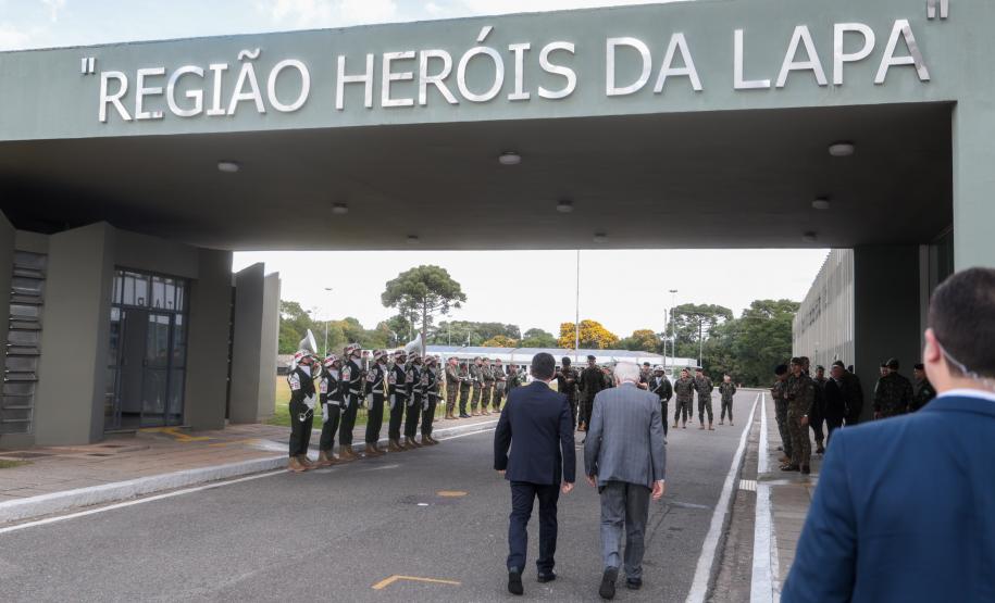 Darci Piana participa da troca de comando da 5ª Divisão de Exército, em Curitiba