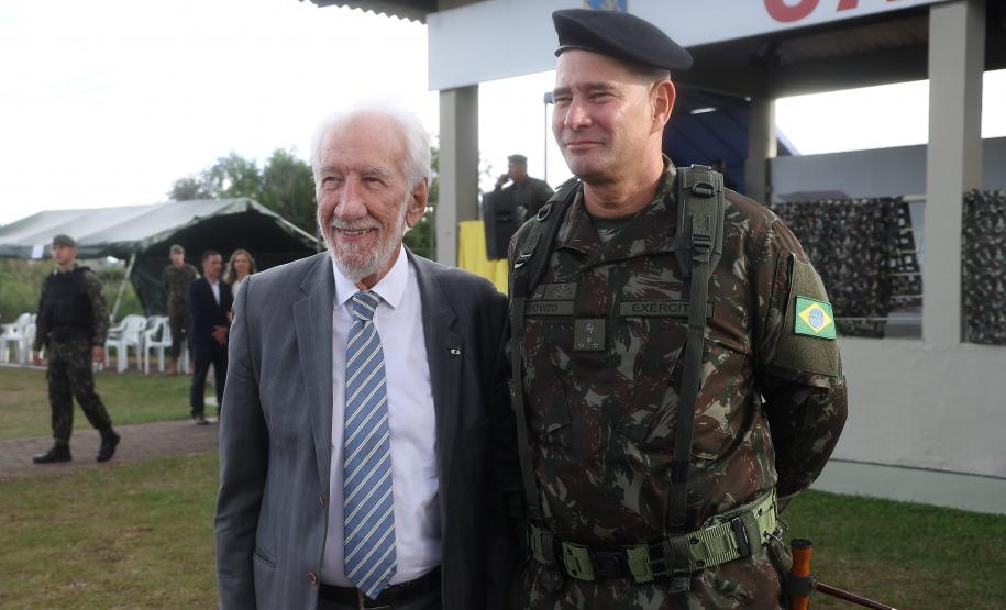 Darci Piana participa da troca de comando da 5ª Divisão de Exército, em Curitiba