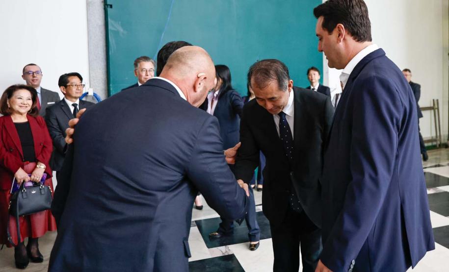 Ratinho Junior recebe embaixador do Japão em primeira visita ao Paraná