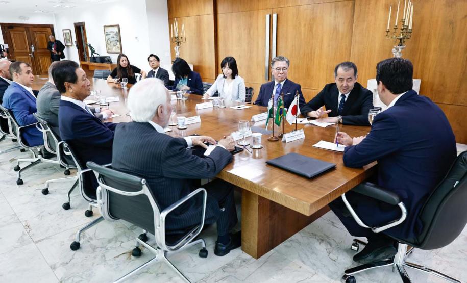 Ratinho Junior recebe embaixador do Japão em primeira visita ao Paraná
