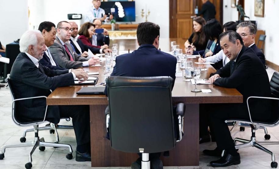 Ratinho Junior recebe embaixador do Japão em primeira visita ao Paraná