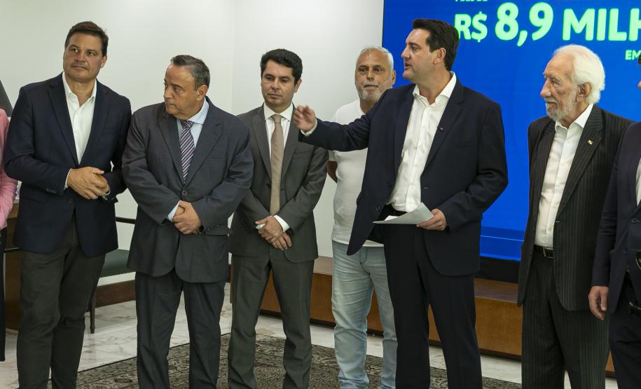 Ratinho Junior libera R$ 324 milhões para obras em nove municípios paranaenses