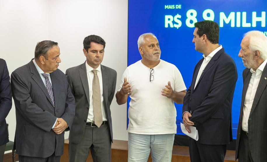 Ratinho Junior libera R$ 324 milhões para obras em nove municípios paranaenses