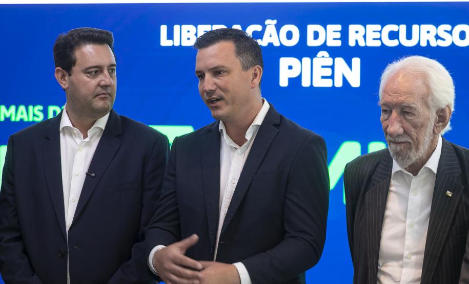 Ratinho Junior libera R$ 324 milhões para obras em nove municípios paranaenses