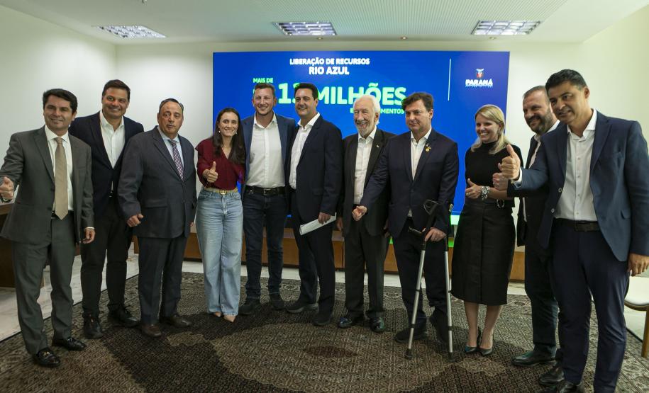 Ratinho Junior libera R$ 324 milhões para obras em nove municípios paranaenses