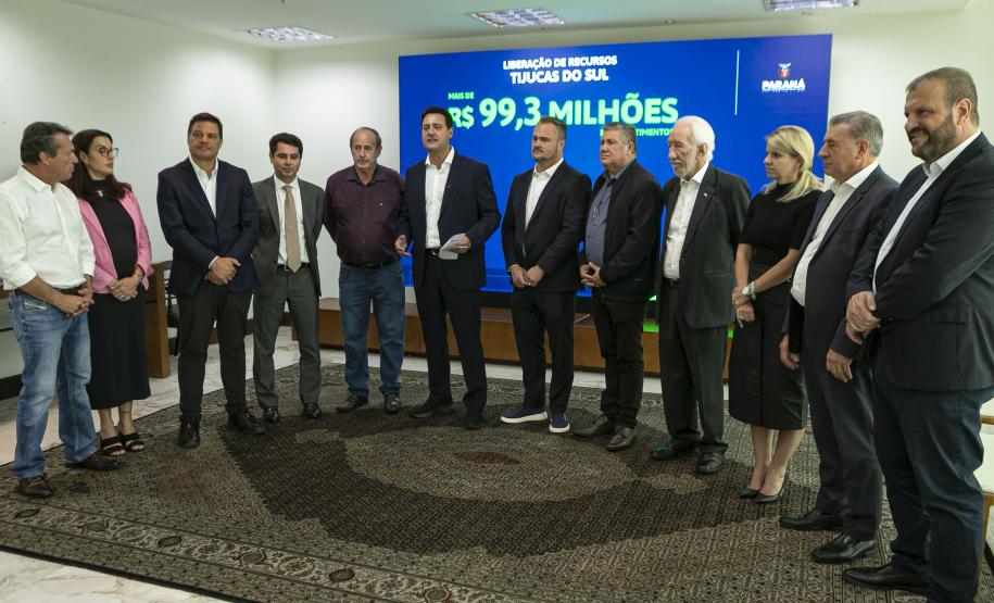 Ratinho Junior libera R$ 324 milhões para obras em nove municípios paranaenses