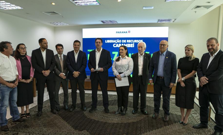 Ratinho Junior libera R$ 324 milhões para obras em nove municípios paranaenses