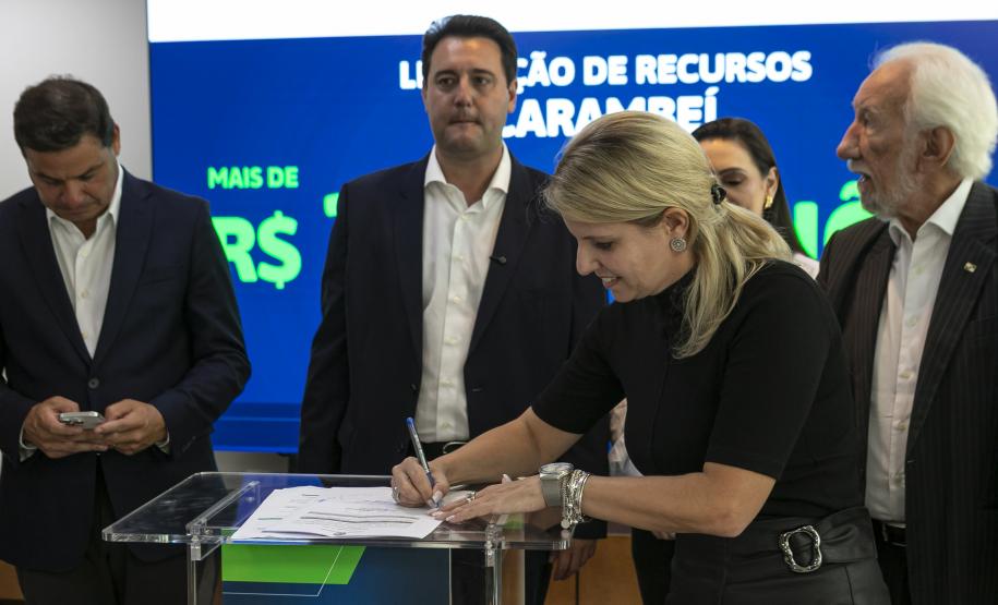 Ratinho Junior libera R$ 324 milhões para obras em nove municípios paranaenses