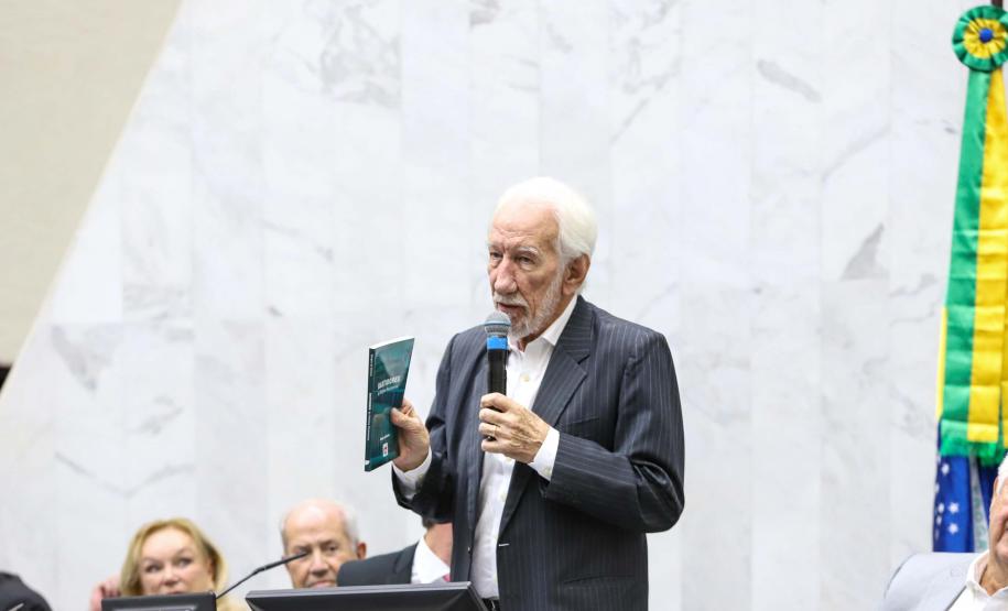 Darci Piana prestigia lançamento de livro que conta a história da política paranaense