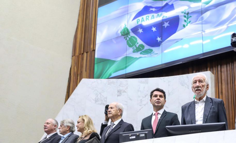 Darci Piana prestigia lançamento de livro que conta a história da política paranaense