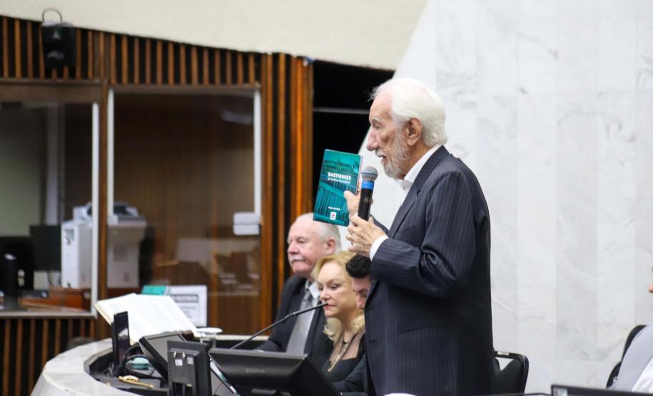 Darci Piana prestigia lançamento de livro que conta a história da política paranaense