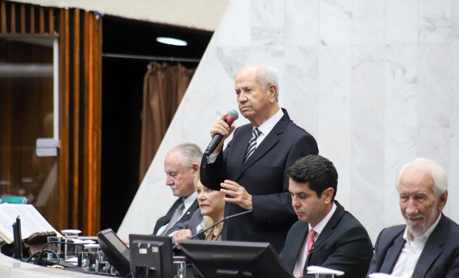 Darci Piana prestigia lançamento de livro que conta a história da política paranaense