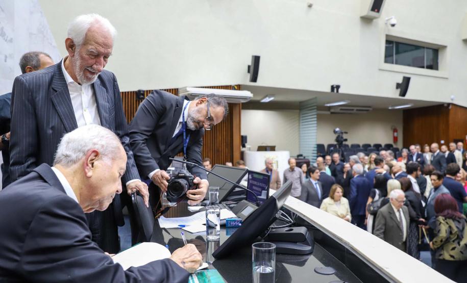 Darci Piana prestigia lançamento de livro que conta a história da política paranaense