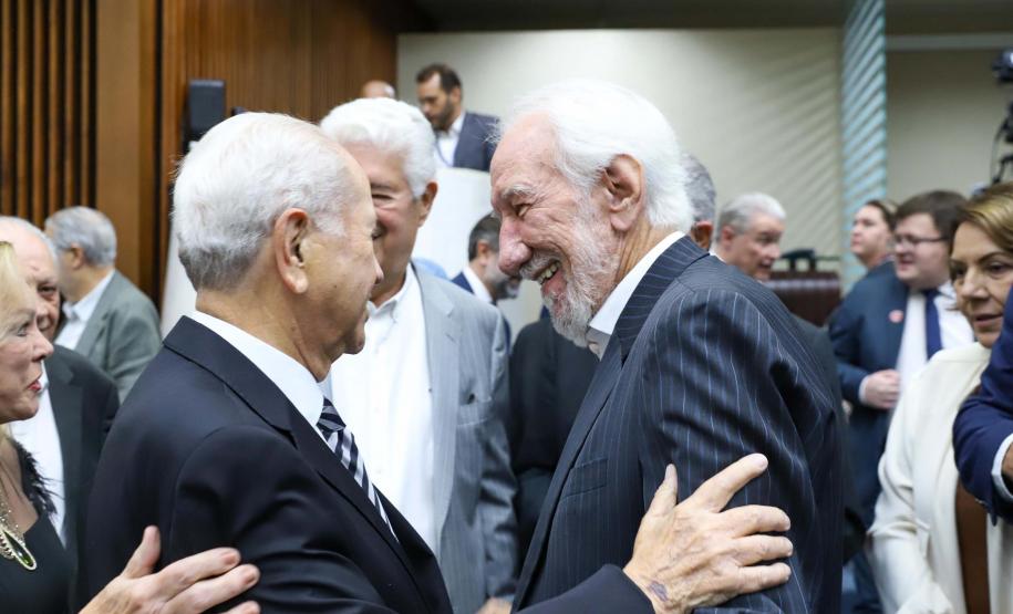 Darci Piana prestigia lançamento de livro que conta a história da política paranaense