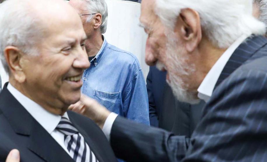 Darci Piana prestigia lançamento de livro que conta a história da política paranaense