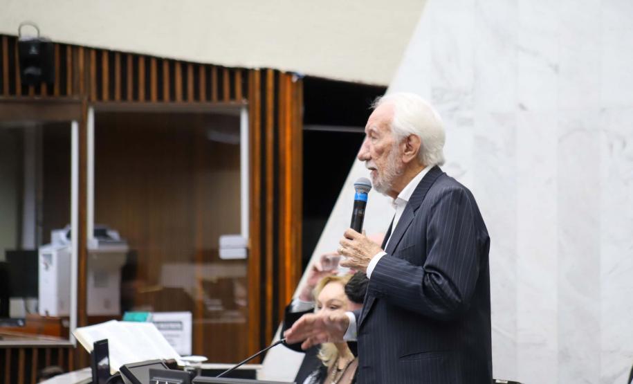 Darci Piana prestigia lançamento de livro que conta a história da política paranaense