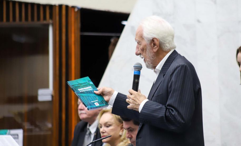 Darci Piana prestigia lançamento de livro que conta a história da política paranaense