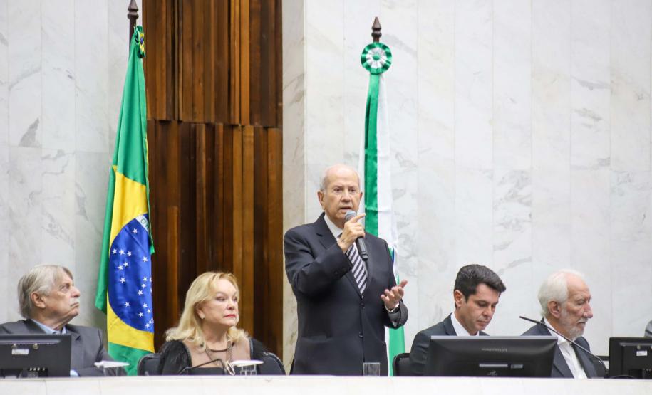 Darci Piana prestigia lançamento de livro que conta a história da política paranaense