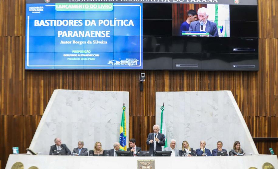 Darci Piana prestigia lançamento de livro que conta a história da política paranaense