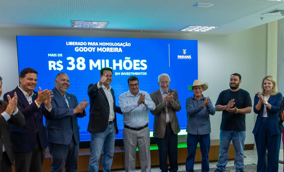 Ratinho Junior confirma R$ 372,5 milhões para 12 municípios de sete regiões