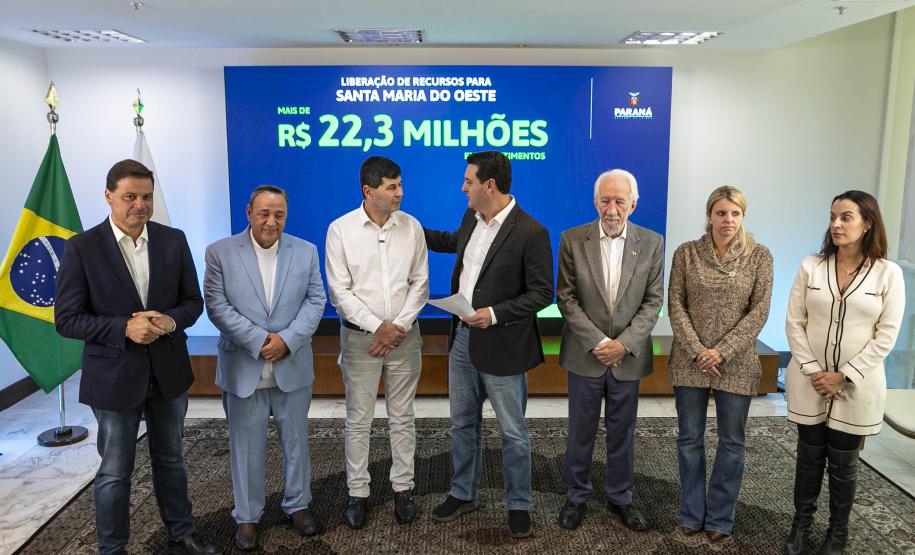 R$ 372 milhões: governador libera recursos para investimentos em 10 municípios