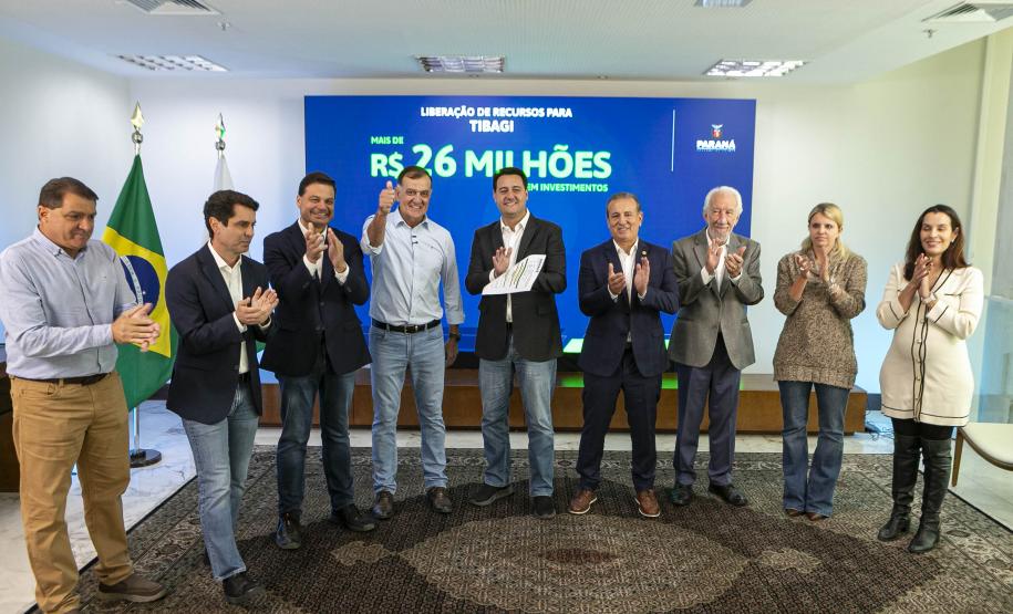 R$ 372 milhões: governador libera recursos para investimentos em 10 municípios
