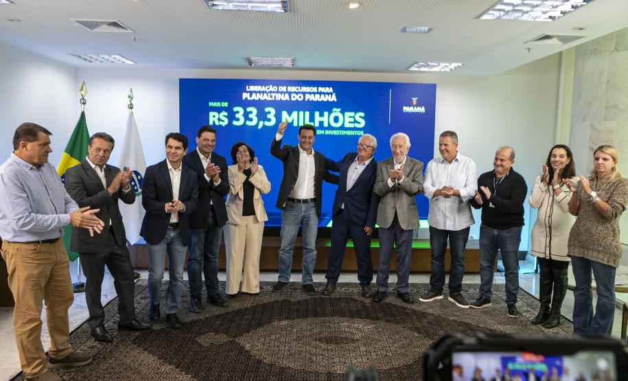 R$ 372 milhões: governador libera recursos para investimentos em 10 municípios