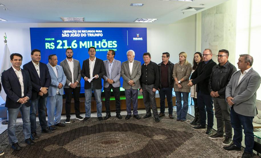 R$ 372 milhões: governador libera recursos para investimentos em 10 municípios