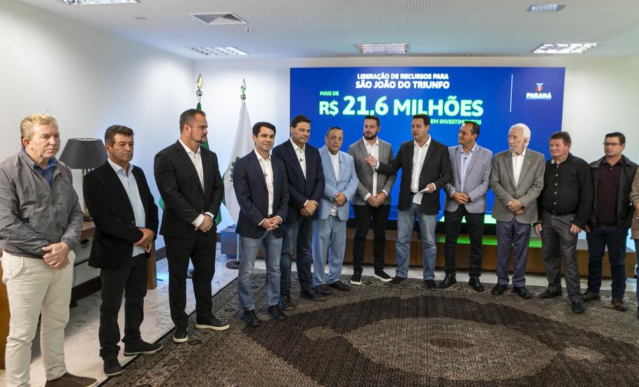 R$ 372 milhões: governador libera recursos para investimentos em 10 municípios