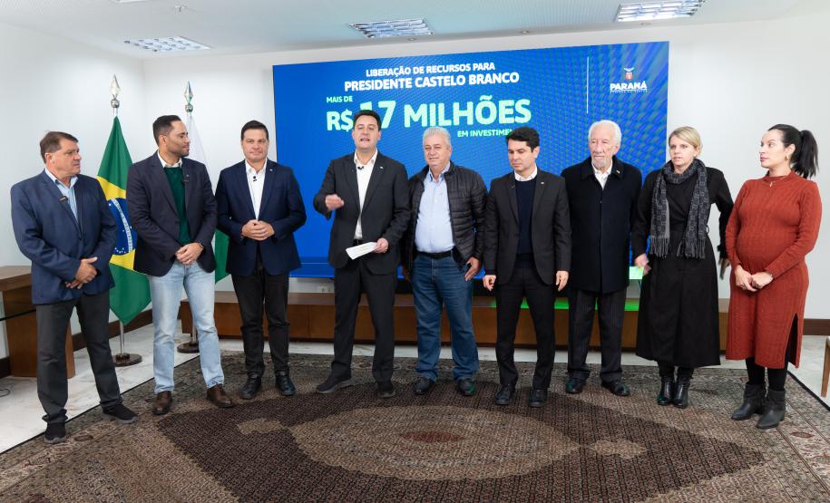 Ratinho Junior libera R$ 442 milhões para obras em 10 municípios do Paraná