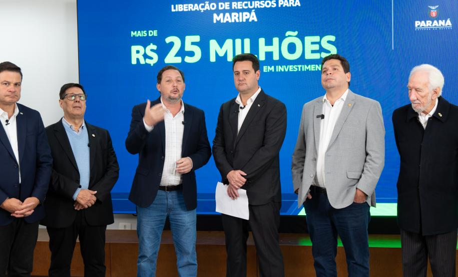 Ratinho Junior libera R$ 442 milhões para obras em 10 municípios do Paraná