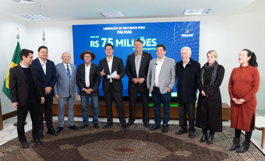Ratinho Junior libera R$ 442 milhões para obras em 10 municípios do Paraná