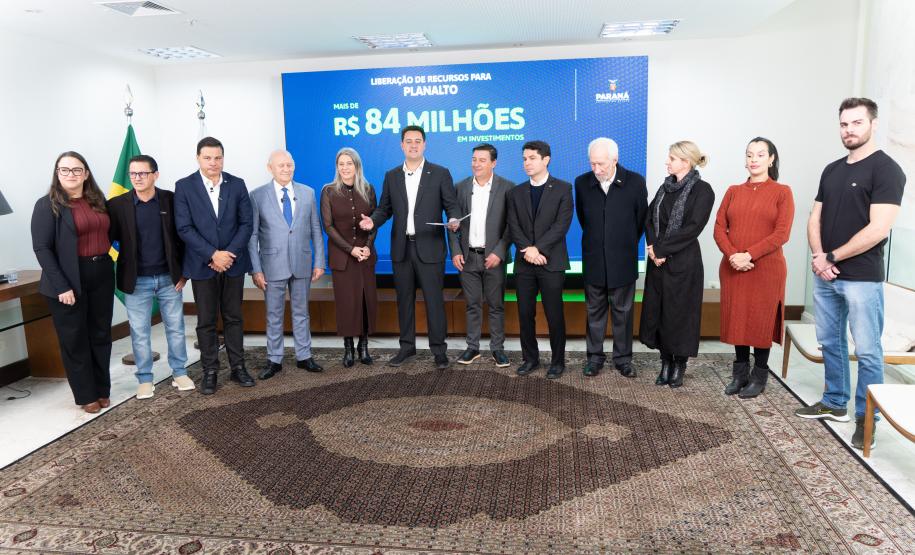 Ratinho Junior libera R$ 442 milhões para obras em 10 municípios do Paraná