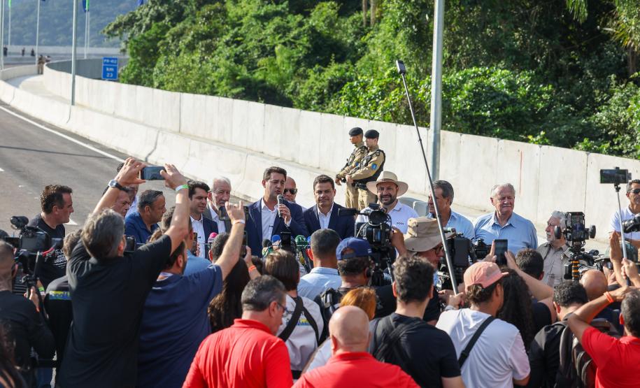 “Perseverança venceu o impossível”, diz Ratinho Junior na inauguração da Ponte de Guaratuba
