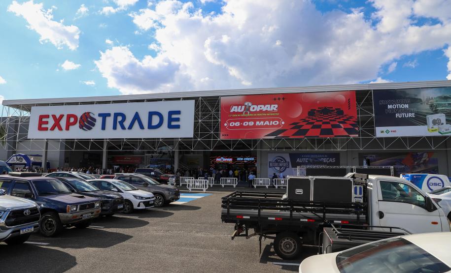 Piana participa da abertura da maior feira de fornecedores automotivos do Paraná