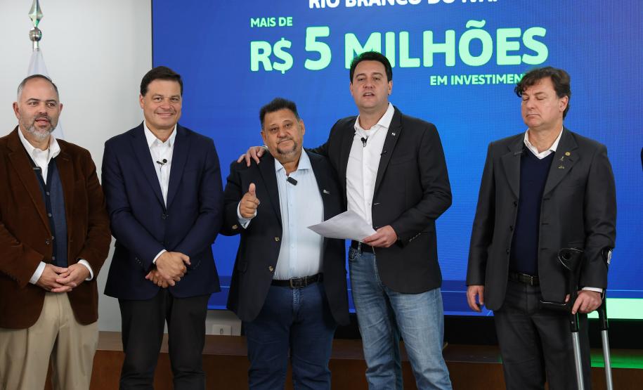 Ratinho Junior confirma R$ 741 milhões para infraestrutura urbana e rural de 12 municípios