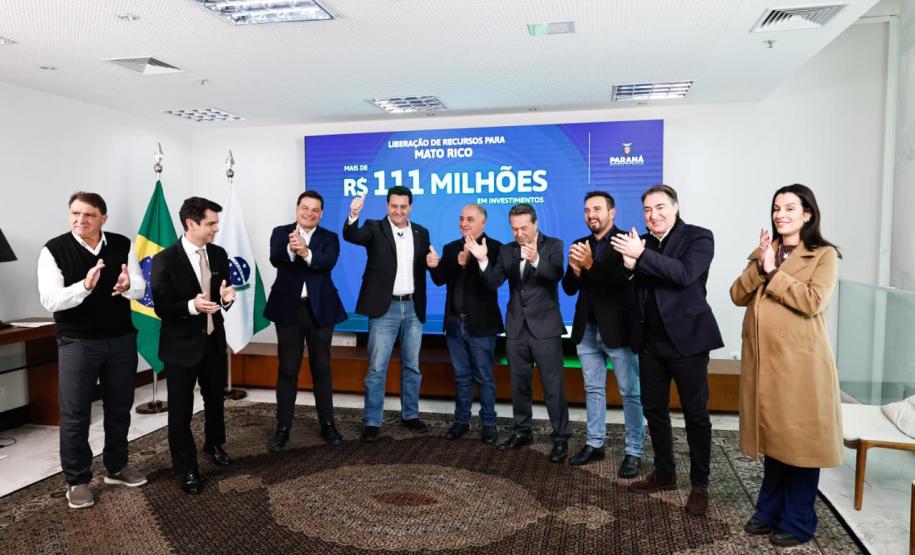 Ratinho Junior confirma R$ 741 milhões para infraestrutura urbana e rural de 12 municípios