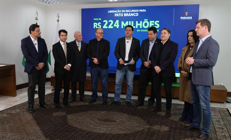Ratinho Junior confirma R$ 741 milhões para infraestrutura urbana e rural de 12 municípios