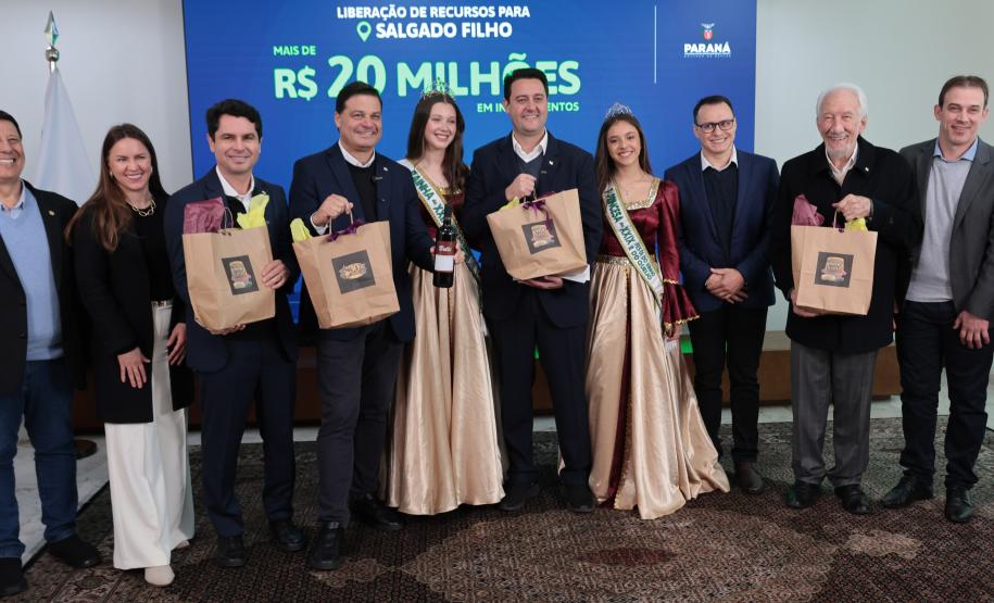 Ratinho Junior confirma R$ 565,6 milhões para 11 municípios do Estado