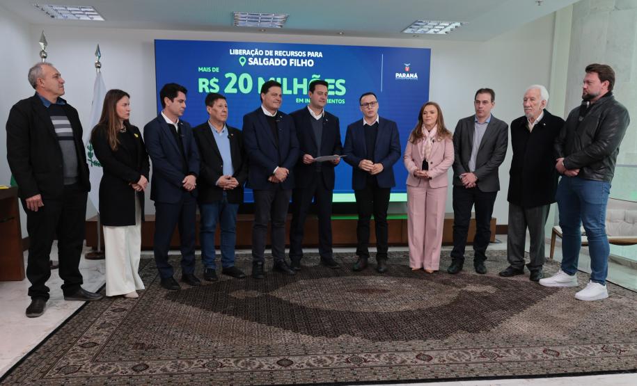 Ratinho Junior confirma R$ 565,6 milhões para 11 municípios do Estado