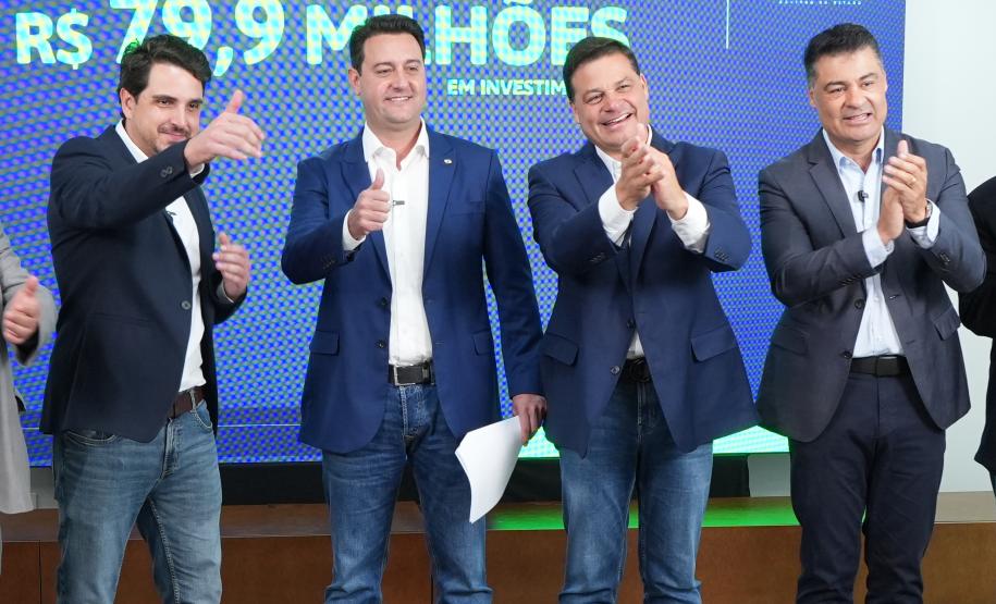 Ratinho Junior confirma quase R$ 890 milhões para obras e investimentos em 12 municípios