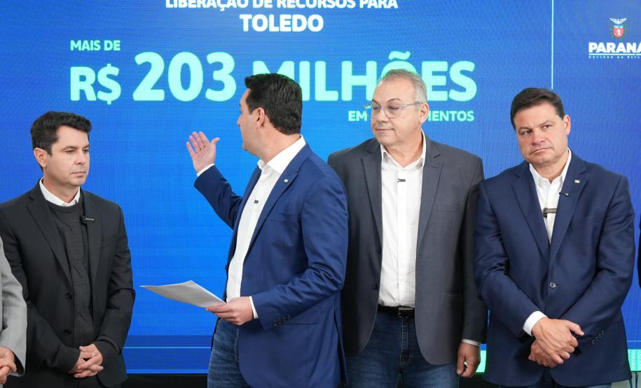 Ratinho Junior confirma quase R$ 890 milhões para obras e investimentos em 12 municípios